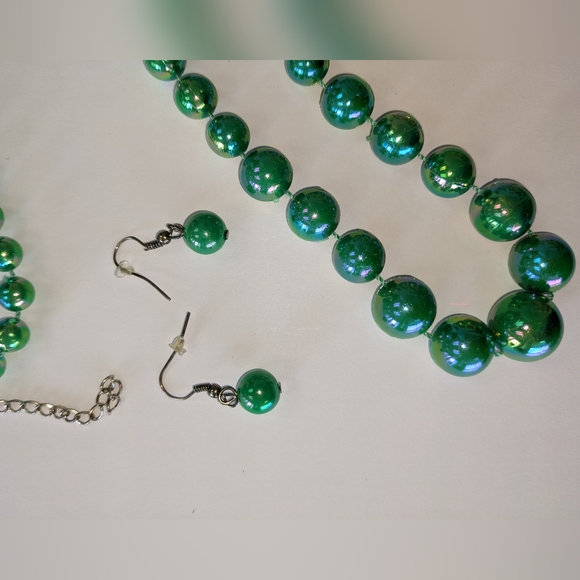 VTG IRIDESCENT GREEN PLASTIC GRADUATED BEAD NECKLACE & EARRINGS - Picture 5 of 7
